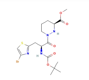 Methyl(S)-1-((S)-3-(4-bromothiazol-2-yl)-2-((tert-butoxycarbonyl)amino)propanoyl)hexahydropyridazine-3-carboxylate CAS 2641451-75-2